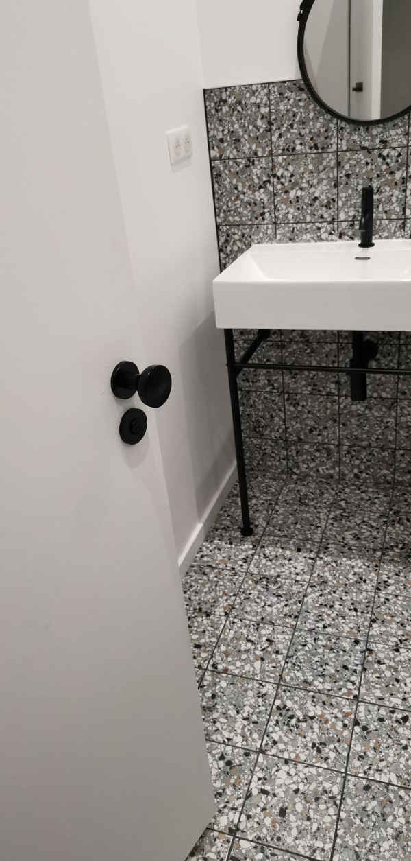 Realización del proyecto en Gironda - http://www.ateliergeneral.fr/  - Botón de puerta de diseño negro Mesa